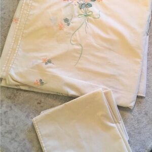 Floral Embroidered Cream Tablecloth 118” Vintage